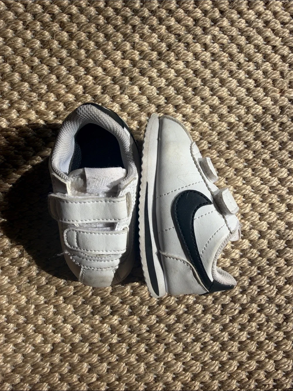Nike Kids White and Black Sneaker with Hook-and-Loop Strap size 5c